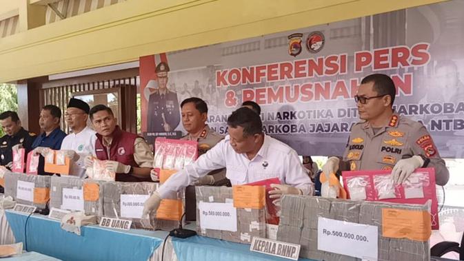 Potret Sabu dan Tumpukan Uang Rp 3 Miliar Milik eks Kapolres Bima AKBP Didik Hasil Setoran Bandar Narkoba