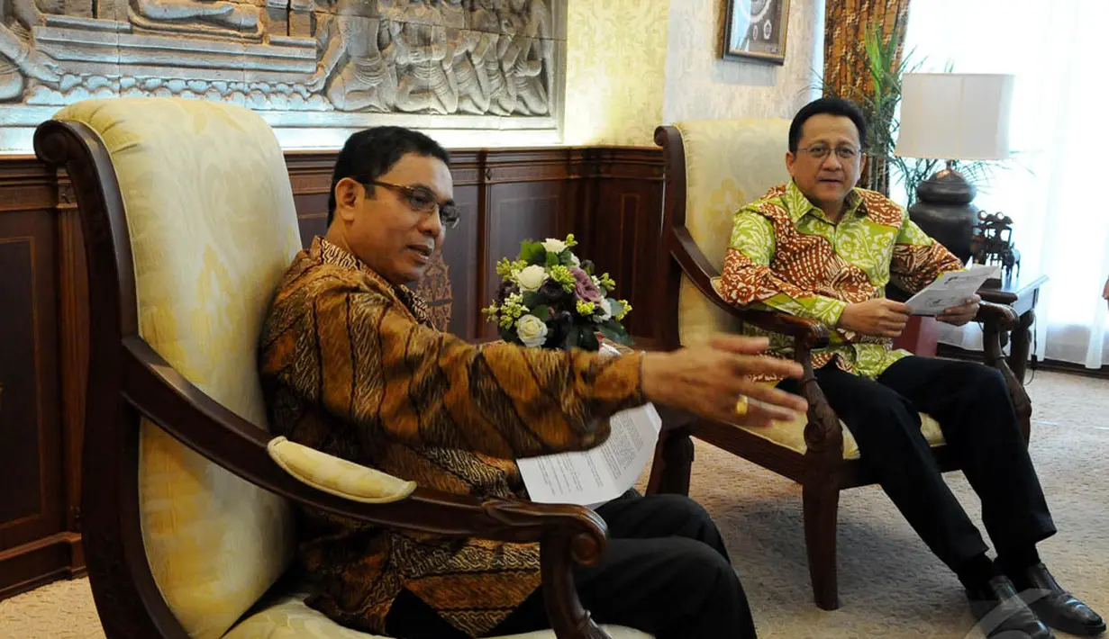 Ketua Umum Badan Musyawarah Antar Gereja nasional, Saur Hasugian saat berdiskusi dengan Ketua DPD, Irman Gusman, Jakarta, Senin (22/12/2014).(Liputan6.com/Andrian M Tunay)