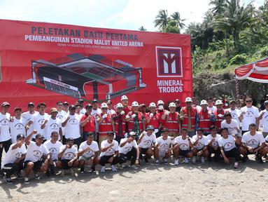 Seluruh pemain dan official Malut United menghadiri acara peletakan batu pertama pembangunan Stadion Malut United Arena di Kota Sofifi, Maluku Utara, Senin (14/8/2023). Stadion Malut United Arena dibangun di atas tanah seluas 6 hekta yang akan menjadi markas Laskar Kieraha dengan kapasitas 25 ribu hingga 30 ribu penonton. (Bola.com/Okie Prabhowo)