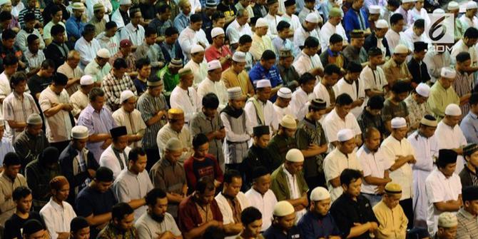 VIDEO: Umat Muslim Penuhi Masjid Istiqlal untuk Salat Gerhana