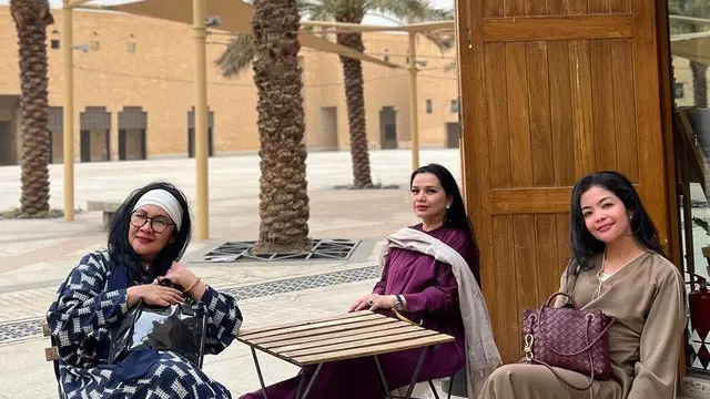 Istri Menteri Perekonomian dan Menteri Olahraga saat menjalankan ibadah umrah. [@yanti.airlangga]