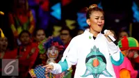 Ekpresi Agnez Mo saat menyanyikan lagu Coke Bottle single terbarunya dalam Konser Raya 21 Tahun Indosiar, Istora Senayan, Jakarta (11/1/2016). Agnez Mo terlihat atraktif di panggung Konser Raya 21 Tahun Indosiar tersebut. (Liputan6.com/Gempur M Surya)