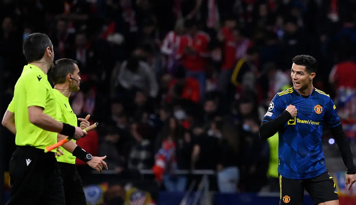 Hingga wasit pun menjadi lampiasan frustrasi. (AFP/Oscar Del Pozo)