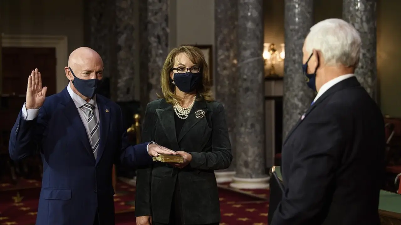 Mantan astronaut NASA, Mark Kelly (Kiri), bersama istrinya mantan Perwakilan AS dari Arizona Gabby Giffords, dilantik oleh Wapres AS Mike Pence dalam acara seremonial di US Capitol, Washington, DC (2/12/2020). (Photo credit: Nicholas Kamm/Pool via AP)