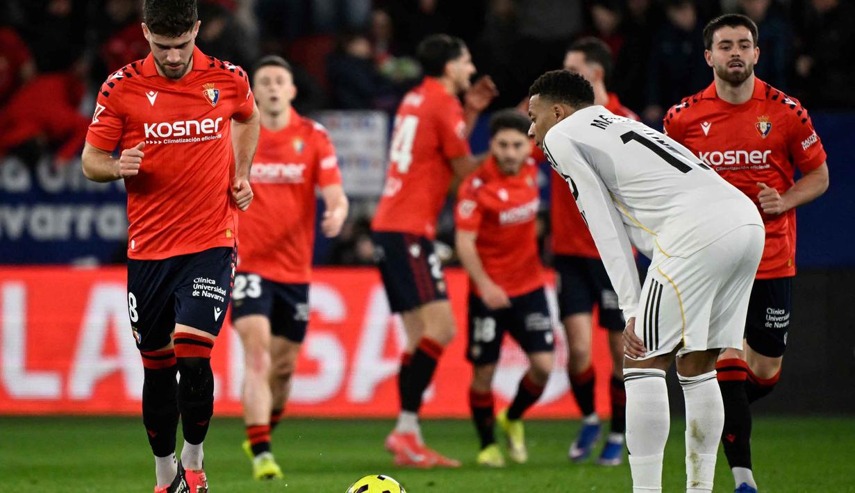 Reaksi penyerang Real Madrid asal Prancis, Kylian Mbappe terhadap gol kedua Osasuna yang dicetak oleh Raul Garcia selama pertandingan pekan ke-25 La Liga 2025/2026 di Stadion El Sadar, Pamplona pada Sabtu 21 Februari 2026 waktu setempat atau Minggu (22/2/2026) dini hari WIB. Bertandang ke markas Osasuna, Real Madrid tersungkur. (ANDER GILLENEA/AFP)