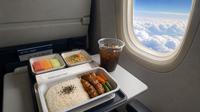 Delta Air Lines will adjust its food and beverage service starting May 19, 2026. Hundreds of short-haul flights will lose the complimentary service. (Photo: AI Generated Image)