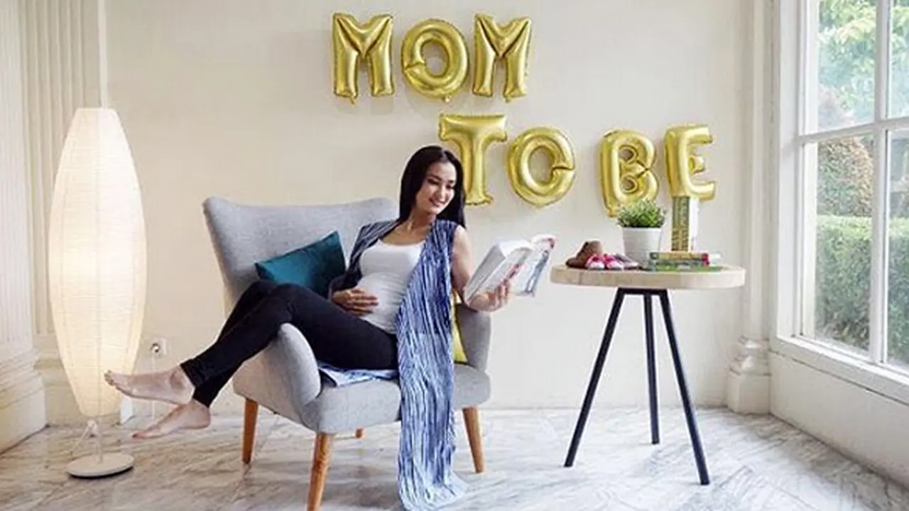 Atiqah Hasiholan