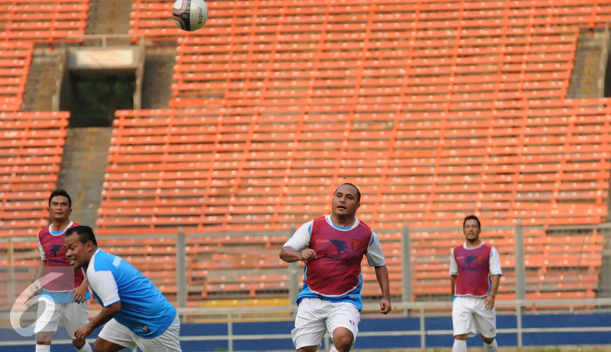 Mantan penyerang timnas Indonesia. Tugiyo (kedua kiri) berebut bola saat latihan bersama tim Primavera Baretti di Stadion GBK Jakarta, Kamis (19/5/2016). Primavera akan melakoni laga melawan legenda Italia, Sabtu (21/5). (Liputan6.com/Helmi Fithriansyah)