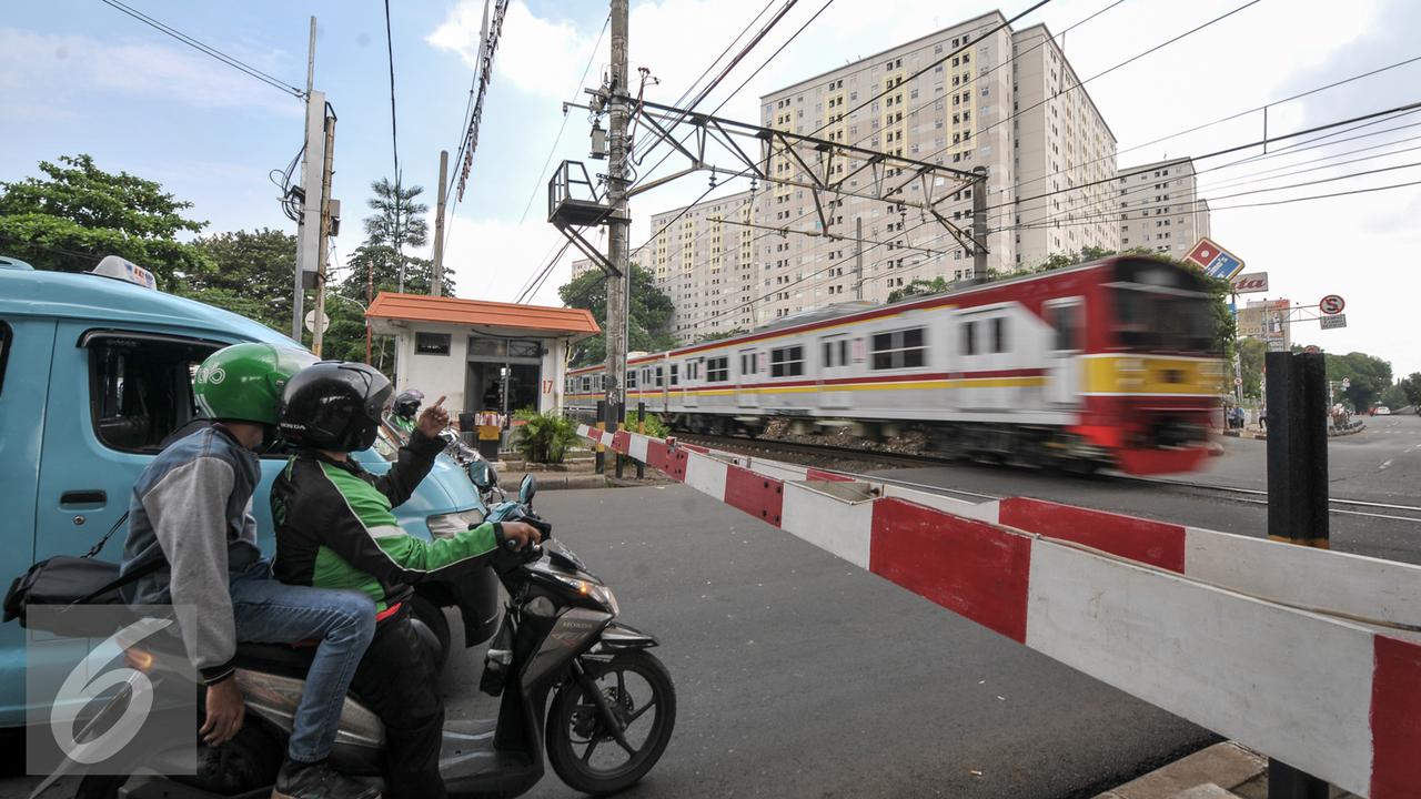 KAI meminta kepada pemerintah Provinsi DKI Jakarta untuk menutup perlintasan sebidang yang ada di sebelah Stasiun Pasar Senen.