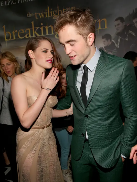 Meski sudah menjadi mantan kekasih, Rob dan Kristen sudah jarang bertemu. Kabarnya, Rob sudah berhasil mencari pengganti Kristen Stewart. Fka Twigs adalah wanita yang telah dipilih Rob untuk menjadi kekasihnya. (AFP/Bintang.com)