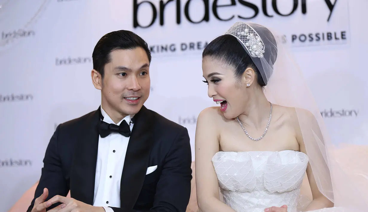 Sandra Dewi dan Harvey Moeis resmi menikah di Gereja Katedral, Jakarta Pusat. Pernikahannya bertepatan dengan ulang tahun ayahnya, 8 November. (Nurwahyunan/Bintang.com)