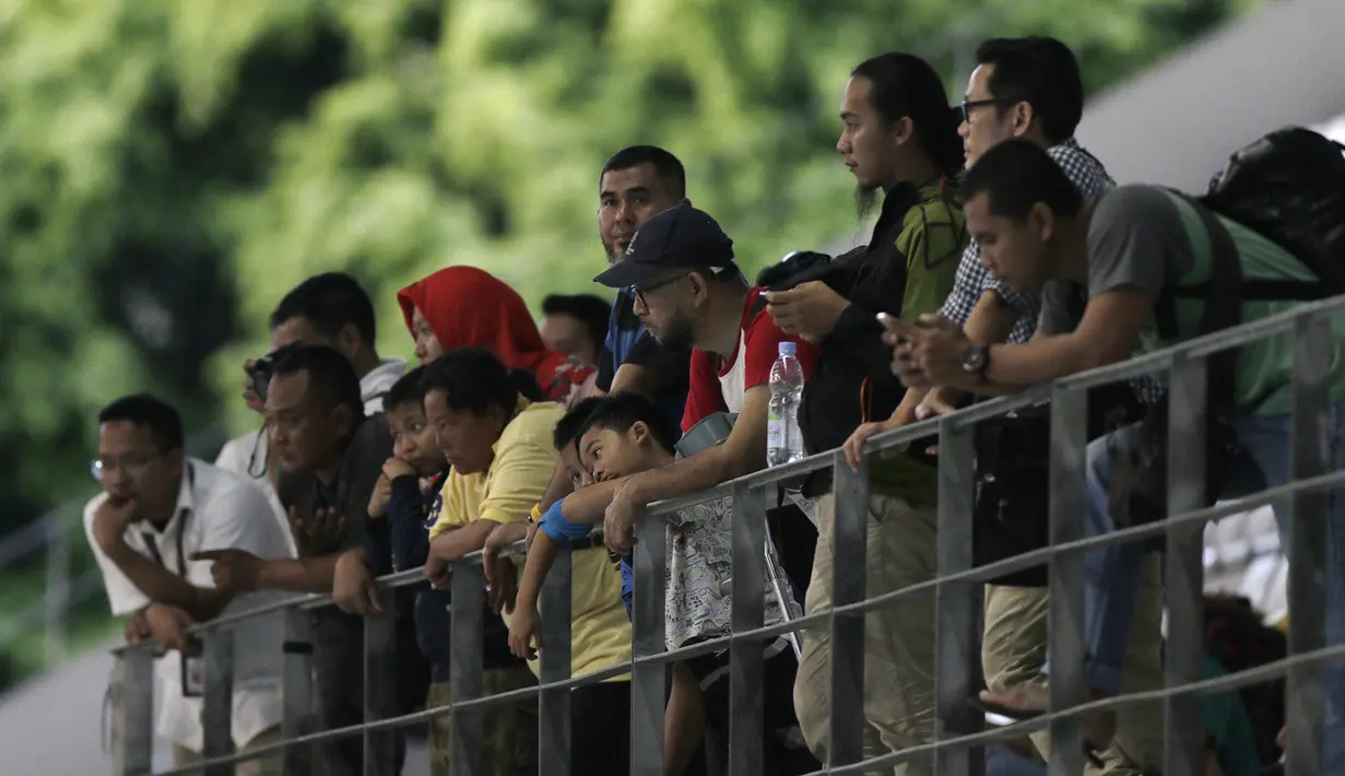 Sejumlah penonton menyaksikan Festival Akuatik Indonesia 2019 di Aquatic Center, Gelora Bung Karno, Jakarta, Kamis (25/4). FAI 2019 menjadi ajang untuk menyeleksi atlet jelang Olimpiade 2020. (Bola.com/Yoppy Renato)