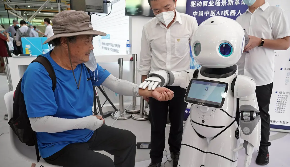 Robot kecerdasan buatan dengan keahlian khusus di bidang pengobatan tradisional China memberikan layanan pemeriksaan kesehatan di area ekshibisi robot layanan dalam Pameran Perdagangan Jasa Internasional China (CIFTIS) 2020 di Beijing, ibu kota China, pada 7 September 2020. (Xinhua/Cai Yang)