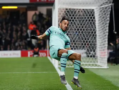 Penyerang Arsenal, Pierre-Emerick Aubameyang, berselebrasi setelah mencetak gol ke gawang Watford dalam laga pekan ke-34 Premier League 2018-19 di Vicarage Road, Senin (15/4). Arsenal mengalahkan tuan rumah Watford 1-0 lewat gol semata wayang yang dilesatkan oleh Aubameyang. (REUTERS/David Klein)