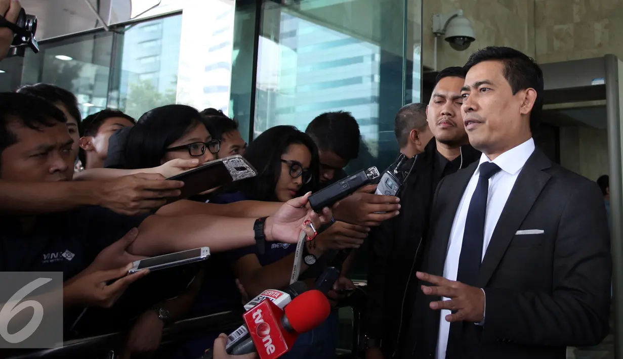 Achmad Rifai, Pengacara Bupati Kepulauan Morotai, Maluku Utara Rusli Sibua memberikan keterangan pers di KPK, Jakarta, Selasa (7/7/2015). Rifai menjelaskan kliennya tidak bisa hadir di KPK karena sedang mengurus Praperadilan. (Liputan6.com/Helmi Afandi)
