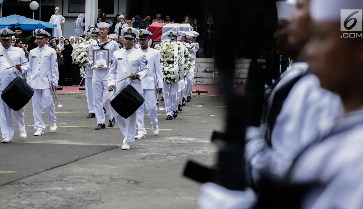 Prosesi penyerahan jenazah aktor senior Amoroso Katamsi secara kenegaraan usai disalatkan di Masjid Imam Bonjol, Pondok Labu, Jakarta, Senin (17/4). Pemeran Presiden Soeharto di film "G30S/PKI" itu meninggal pada usia 79 tahun (Liputan6.com/Faizal Fanani)