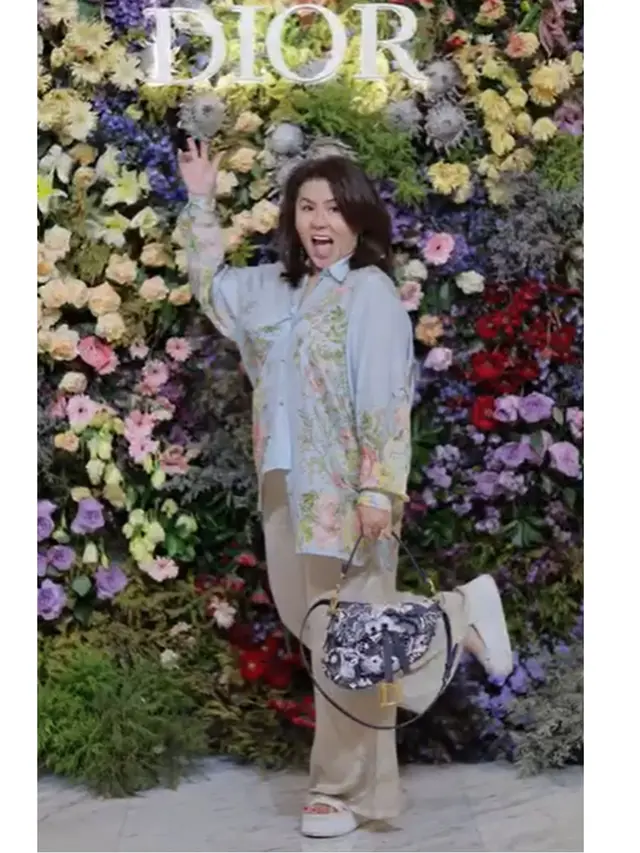 6 Fashion Baju Motif Bunga ala Fifi Lety Adik Ahok, Awet Muda di Usia 56 Tahun