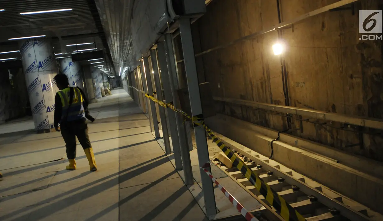 Pewarta usai meninjau proyek kereta MRT di Stasiun Bundaran HI, Jakarta, Senin (25/6). Menurut Dirut PT MRT William Sabandar, saat ini sedang persiapan testing commissioning dan Maret 2019 akan mulai beroperasi. (Liputan6.com/Helmi Fithriansyah)