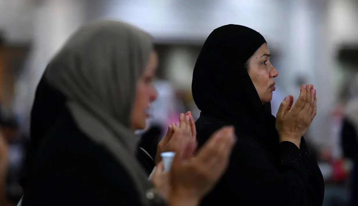 Umat muslim memanjatkan doa di dekat Kakbah selama menjalani ibadah umrah di Masjidil Haram, Makkah, Arab Saudi, Minggu (26/5/2019). Ramadan adalah bulan istimewa bagi umat Islam, banyak orang berlomba-lomba melakukan amalan ibadah sebanyak-sebanyaknya salah satunya umrah. (REUTERS/Waleed Ali)