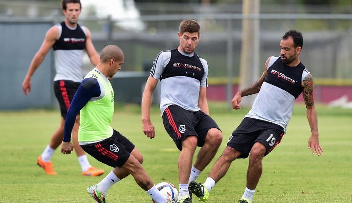 Mantan Kapten Liverpool dan Timnas Inggris, Steven Gerrard, mengikuti sesi latihan perdana LA Galaxy di Carson, California, AS. Rabu (8/7/2015) pagi WIB. (AFP PHOTO/Frederic J. Brown)