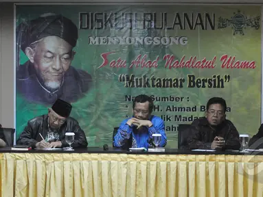 Para tokoh Nahdlatul Ulama (NU) Mahfud MD (tengah), Salahuddin Wahid (kedua dari kiri) dan Malik Madani (kiri) menjadi narasumber dalam diskusi menyambut satu abad NU dan Muktamar NU ke-33 di Jakarta, Senin (30/3/2015). (Liputan6.com/Herman Zakharia)