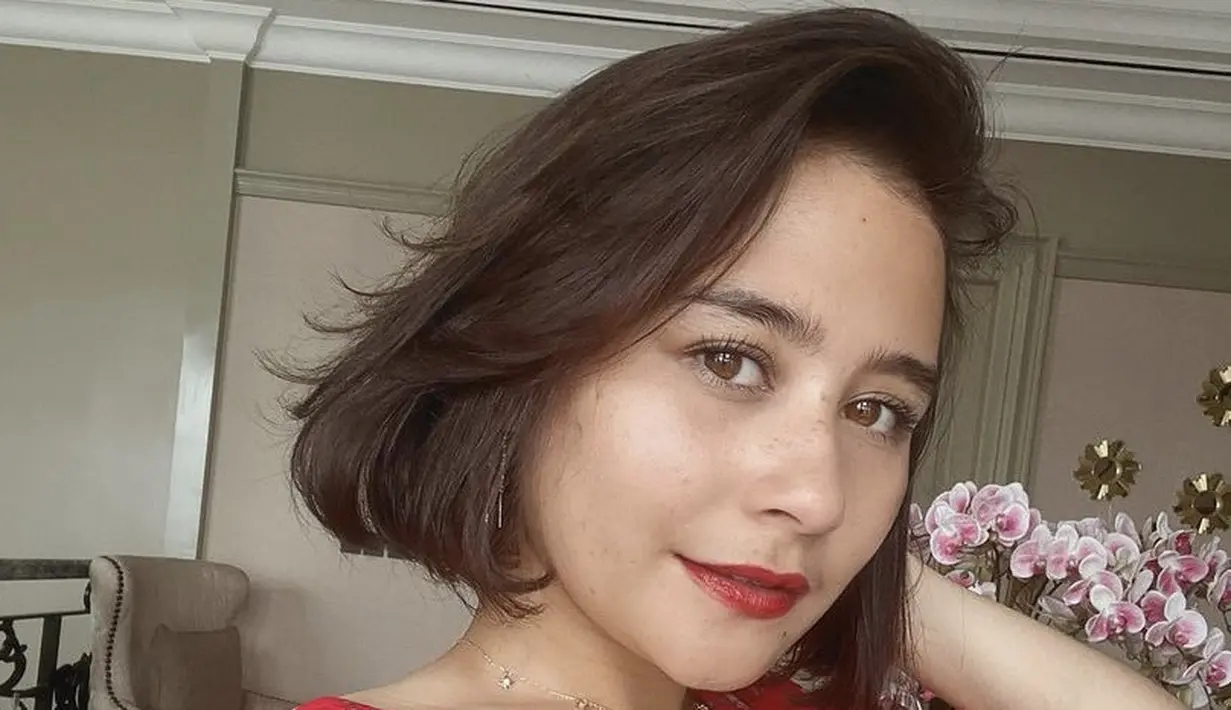 <p>Rambut pendek memang membuat tampilan lebih fresh hingga awet muda, seperti Prilly Latuconsina yang kini tampil dengan potongan rambut barunya. Berikut tampilannya. (@prillylatuconsina96)</p>