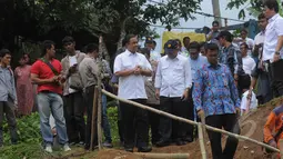 Menteri Pendidikan dan Kebudayaan, Anies Baswedan bersiap menaiki perahu karet saat meninjau lokasi jembatan runtuh di Lebak, Banten, Senin (16/3/2015). (Liputan6.com/Herman Zakharia)