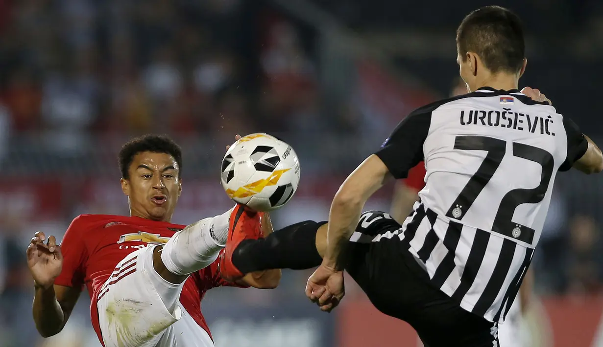 Penyerang Manchester United, Jesse Lindgard berebut bola dengan pemain Belgrade, Slobodan Urosevic pada pertandingan lanjutan Grup L Liga Europa di stadion Partizan di Belgrade, Serbia (24/10/2019). MU menang tipis 0-1 atas Partizan Belgrade. (AP Photo/Marko Drobnjakovic)