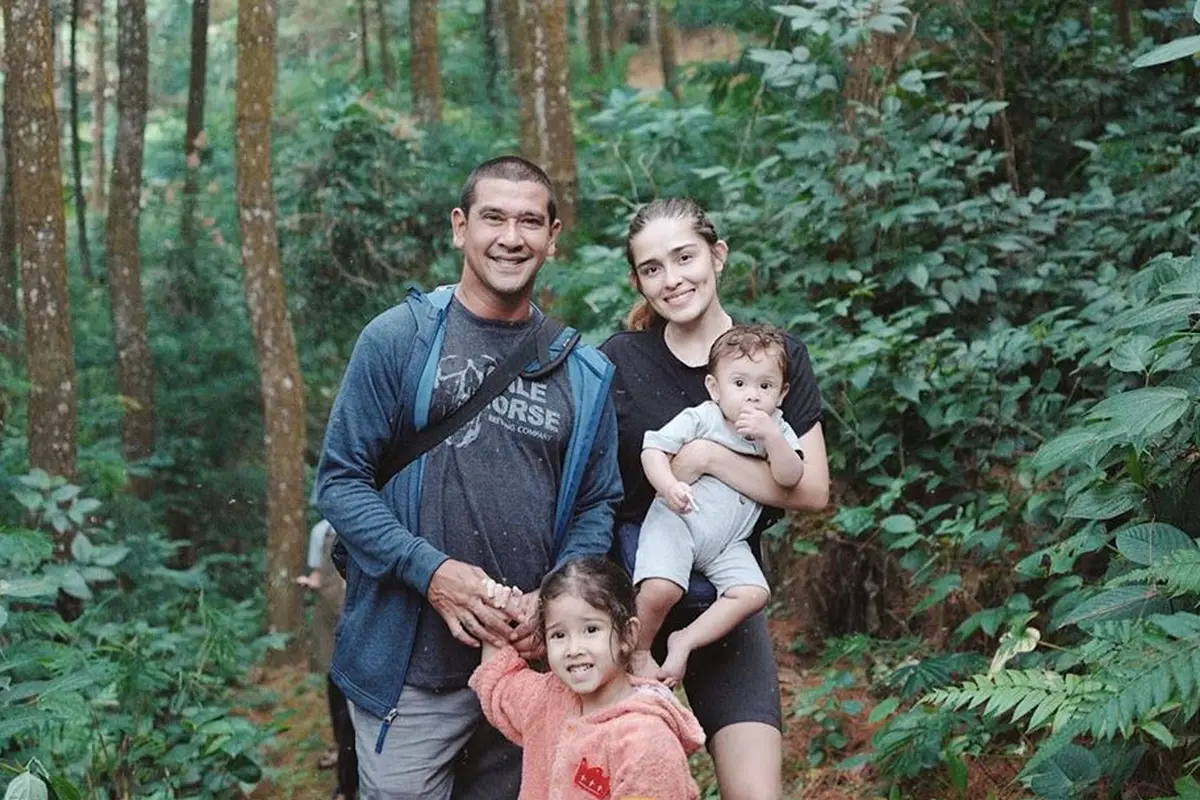 6 Potret Yasmine Wildblood Bersama Keluarga Liburan di Tengah Alam Bogor