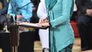 Jadi istri seorang pejabat, di beberapa momen Arumi Bachsin menggunakan pakaian resmi seperti kebaya dalam beberapa kunjungan kerja atau acara. Penampilan wanita 28 tahun ini ketika berkebaya banjir pujian netizen.(Liputan6.com/IG/@arumibachsin_94)