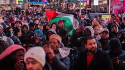 Ratusan umat muslim kembali berkumpul di Times Square New York pada Minggu, 2 Maret 2025. (Adam GRAY/AFP)