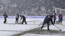Pekerja membersihkan salju di Allianz Stadium di Turin, Italia, (25/2). Juventus kini berada di posisi kedua dengan 65 poin, selisih satu poin dengan Napoli di puncak klasemen. (Alessandro Di Marco / ANSA via AP)