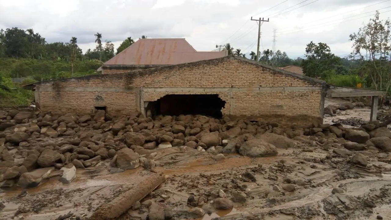 Lahar Dingin Sinabung Rusak 20 Rumah Warga, Lalu Lintas Dialihkan