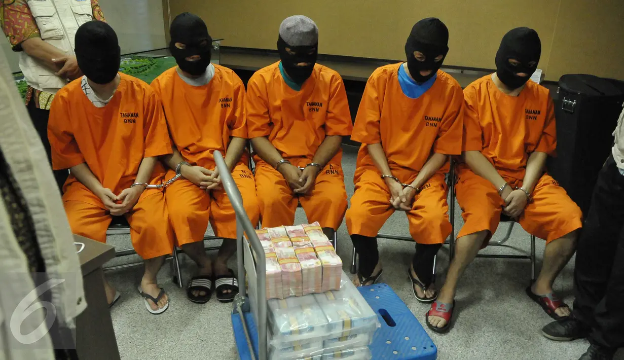 Sejumlah tersangka dihadirkan saat rilis TPPU hasil kejahatan narkotika di kantor BNN, Jakarta, Jumat (28/4). Tersangka dikenakan ancaman hukuman pidana penjara paling lama 20 tahun dan denda paling banyak Rp 10 miliar. (Liputan6.com/Helmi Afandi)