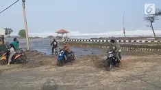 Gelombang tinggi yang terjadi di pantai selatan Jawa juga menghantam Garut. Warga yang ada di sekitar kejadian ketakutan dan kabur.