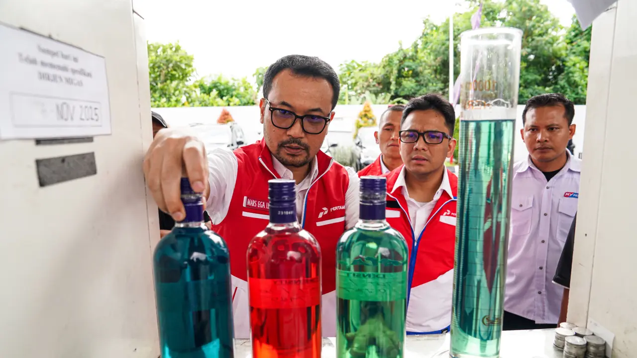 Direktur Utama PT Pertamina Patra Niaga, Mars Ega Legowo Putra, meninjau langsung sejumlah Stasiun Pengisian Bahan Bakar Umum (SPBU) di Yogyakarta. (Foto: Pertamina)