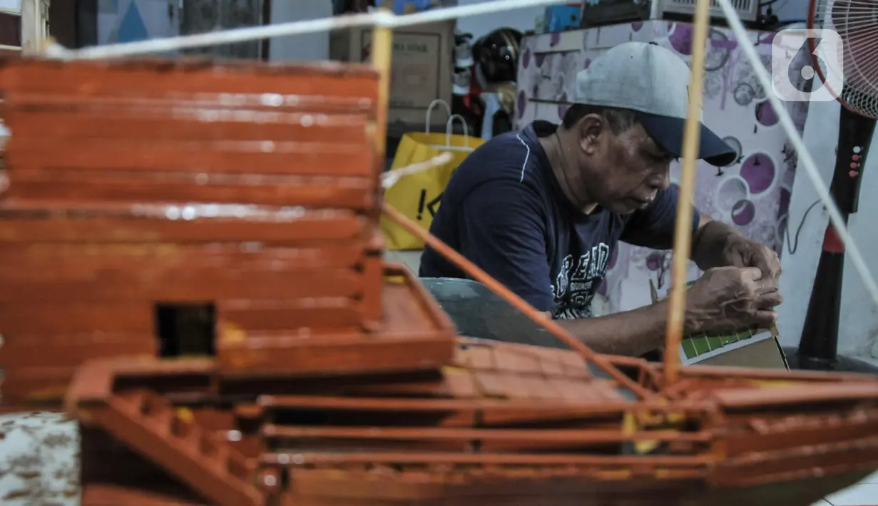 Jimmy Alexander (52) saat menyelesaikan pembuatan kerajinan miniatur rumah ibadah di kediamannya di kawasan Kalipasir Dalam, Cikini, Jakarta Pusat, Senin (5/9/2022). Saat ini penjualan masih dilakukam dari mulut ke mulut atau dititipkan ke sebuah pameran. (merdeka.com/Iqbal S Nugroho)