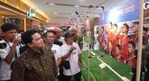 Ketua Umum PSSI Erick Thohir hadir menyaksikan pameran foto dan tulisan berjudul "90' & Beyond" yang digelar di Mall Sarinah pada Rabu malam, 27 Agustus 2025. (Bola.com/M Iqbal Ichsan)