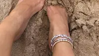 Kim Kardashian Pakai Gelang Kaki di Pantai, Harganya Disebut Rp300 Jutaan.&nbsp; foto: (dok.Instagram @kimkardashan/https://www.instagram.com/p/DI1vw07Ty5d/Henry)