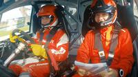 Gading Marten jadi navigator reli Rifat Sungkar (Sumber: YouTube/Rifato)