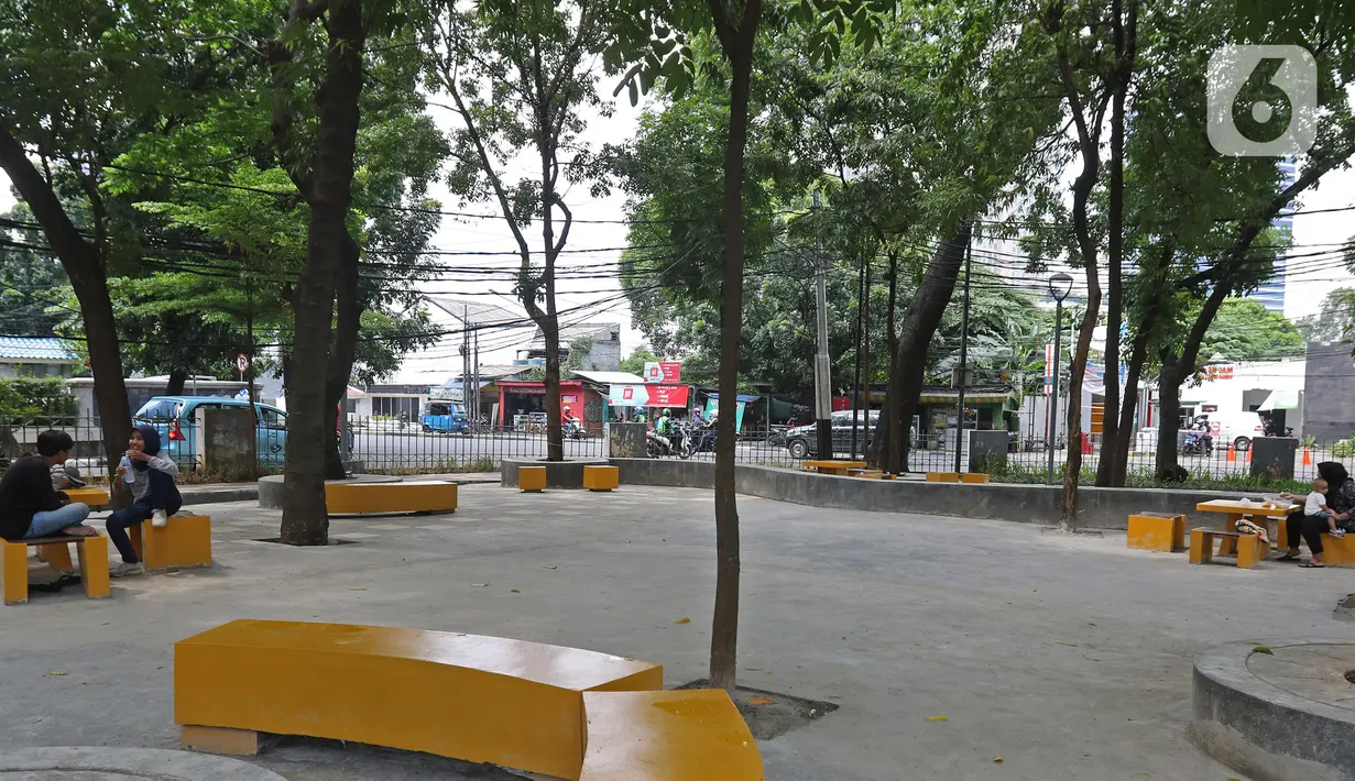 Pengunjung bersantai di Taman Puring, Jakarta, Selasa (14/1/2020). Taman Puring juga menjadi Taman Grande yang berperan sebagai tempat transit serta mendukung ketersediaan Ruang Terbuka Hijau (RTH) di Jakarta. (Liputan6.com/Herman Zakharia)