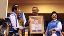 Ketua Umum Partai Demokrat, Susilo Bambang Yudhoyono (kedua kanan) menerima cenderamata usai membuka Kejuaraan Karate se Asia Tenggara di Jakarta, Kamis (25/2/2016). 1418 karateka mengikuti kejuaraan ini. (Liputan6.com/Helmi Fithriansyah)