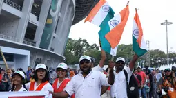 Sejumlah pendukung tim India bersorak jelang menyaksikan seremoni pembukaan Asian Games 2018 di Stadion GBK, Jakarta, Sabtu (18/8). Asian Games 2018 akan berlangsung hingga 2 September, mendatang. (Liputan6.com/Helmi Fithriansyah)
