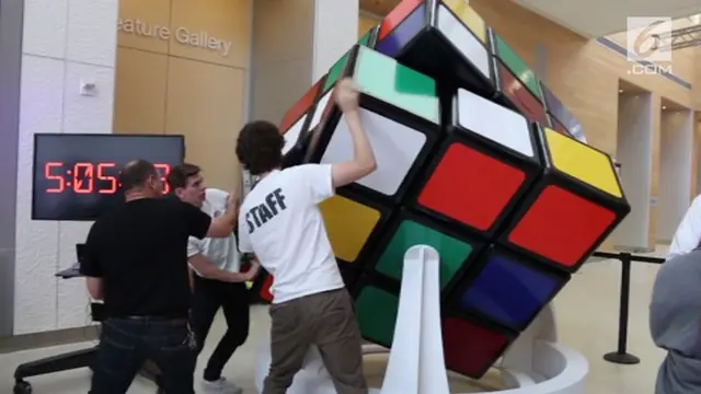 Wes Nelson menciptakan kubus rubik raksasa dengan tinggi 1,68 meter. Kubus rubik ini diyakini siap memecahkan rekor terbesar di dunia.