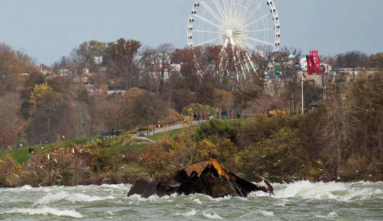 Kapal yang karam di atas Air Terjun Niagara selama lebih dari seabad setelah bergeser di sungai St Lawrence, di Ontario, Kanada, Senin (4/11/2019). Ini adalah pertama kalinya kapal itu berpindah dengan jarak yang cukup jauh selama lebih dari satu abad. (Tara Walton/The Canadian Press via AP)