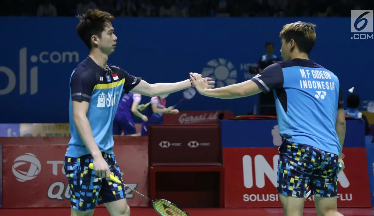 Pebulu tangkis ganda putra Indonesia, Marcus Fernaldi Gideon/Kevin Sanjaya Sukamuljo saat melawan Ou Xuan Yi/Zhang Nan (China) di perempat final Indonesia Open 2019 di Istora Senayan, Jakarta, Jumat (19/7/2019). Marcus/Kevin unggul 21-12, 21-16. (Liputan6.com/Helmi Fithriansyah)