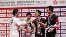 Ganda putra Indonesia, Mohammad Ahsan / Hendra Setiawan, berhasil mengalahkan ganda Jepang, Hiroyuki Endo / Yuta Watanabe, pada BWF World Tour di Tianhe Sports Center, Guangzhou, Minggu (15/12/2019). Ahsan / Hendra menang 24-22 dan 21-19. (AP/Andy Wong)