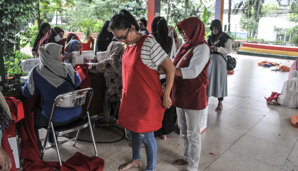 Warga mengikuti pelatihan tata busana di Ruang Publik Terpadu Ramah Anak (RPTRA) Borobudur, Menteng, Jakarta Pusat, Rabu (9/11/2022). Sudin Perindustrian, Perdagangan, Koperasi Usaha Kecil dan Menengah (PPKUM) Jakarta Pusat bekerja sama dengan sekolah tata busana menggelar pelatihan kriya yang dikhusukan untuk kaum perempuan. (merdeka.com/Iqbal S Nugroho)