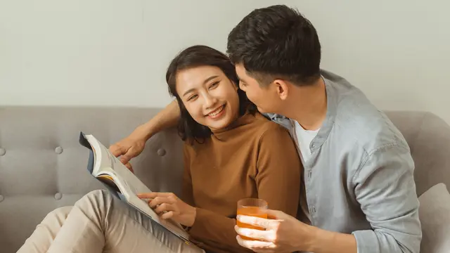 perempuan dan pasangan ada di sofa