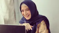 Andhara Early juga artis yang alih profesi kerja kantoran. Bosan dengan rutinitas sebagai artis, pemeran yang juga pembawa acara itu pilih kerja kantoran. Meski begitu, tampak peraih Pembawa Acara Paling Ngetop SCTV Awards 2008 dan 2009 itu masih sesekali mengambil job MC acara off air. [Instagram/andharaearly]